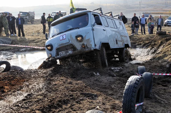 Off-road bil i svår terräng — Stockfoto