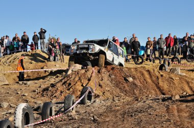 Off-Road araç zor arazi içinde