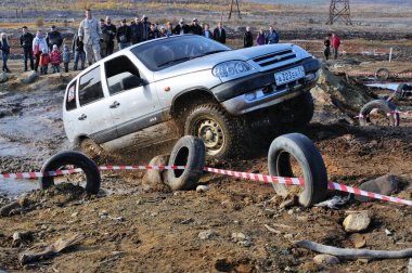 Off-Road araç zor arazi içinde