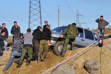 Off-Road araç zor arazi içinde