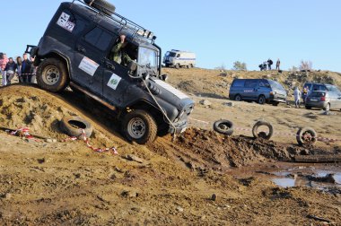Off-Road araç zor arazi içinde