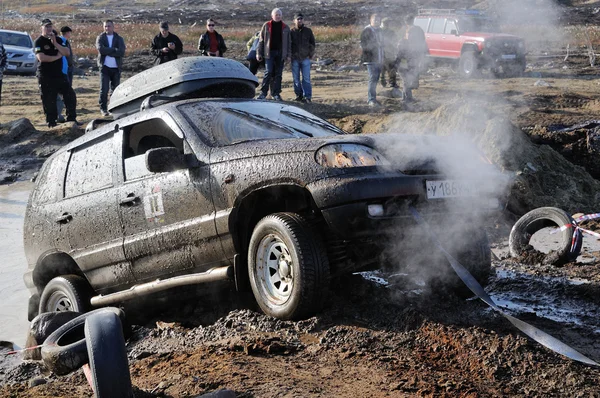 Off-road car in difficult terrain — Stock Photo, Image