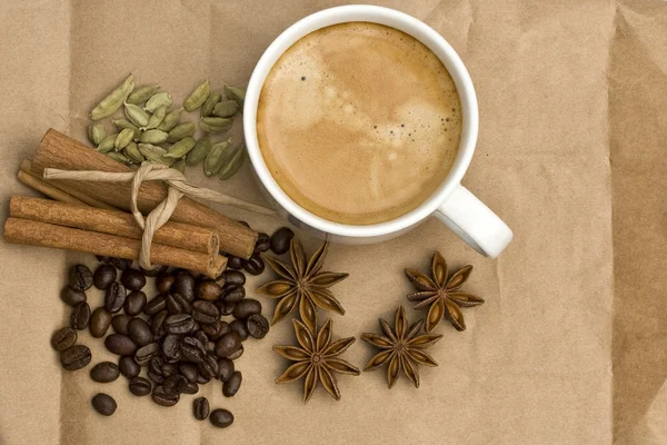 Natura morta di una tazza di caffè e spezie — Foto Stock