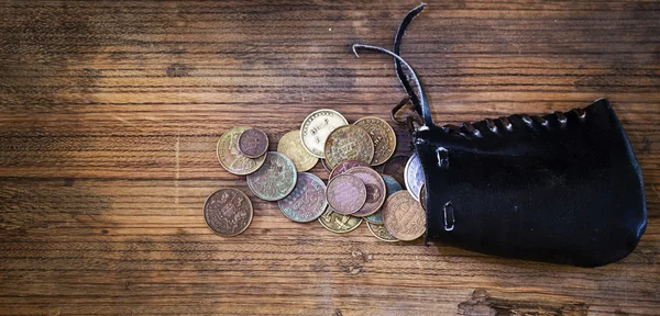 Borsa con vecchie monete in lungo sfondo — Foto Stock