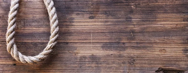 Tablero de madera con una textura áspera y una cuerda —  Fotos de Stock