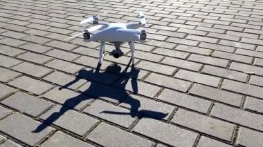 Nikolaev, Ukrayna - 26 Ekim 2021 - İHA Hayalet 3 mavi gökyüzünde uçuyor 