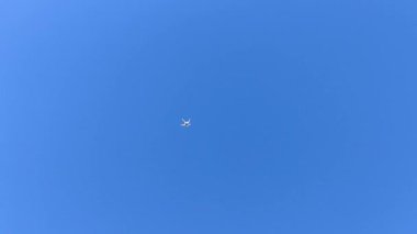 Nikolaev, Ukrayna - 26 Ekim 2021 - İHA Hayalet 3 mavi gökyüzünde uçuyor 