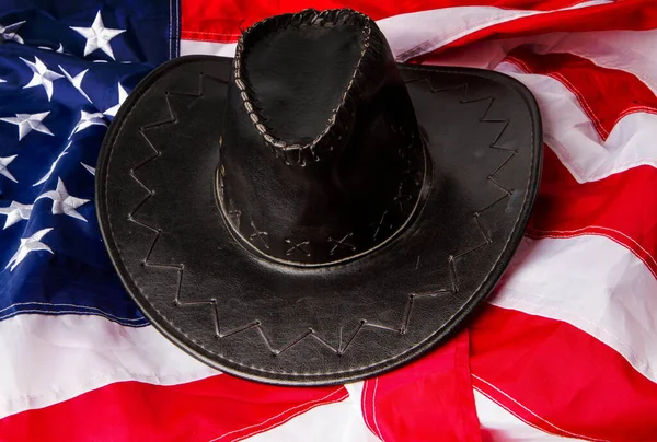 美国国旗背景上的黑色经典宽边帽牛仔帽 — 图库照片