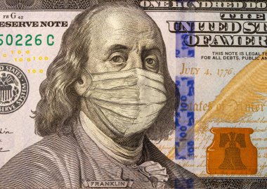 Amerikan yüz dolarlık banknotları kapatın ve Benjamin Franklin tıbbi maske takıyor. 