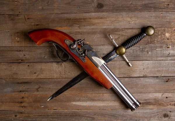 Skrzyżowany Antyczny Pistolet Flintlock Duży Piracki Sztylet Szorstkim Drewnianym Stole — Zdjęcie stockowe