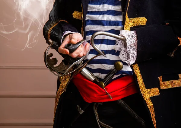 Odważny Uzbrojony Kapitan Piratów Płaszczu Kamizelce Mieczem Sztyletem Hakiem Pali — Zdjęcie stockowe