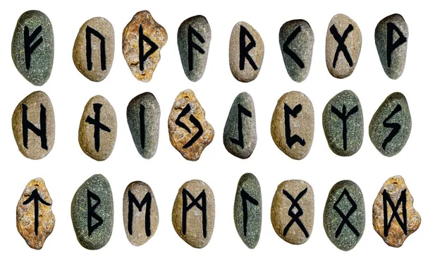 Beyaz arka planda izole edilmiş taşlar üzerinde İskandinav Viking alfabesi rünleri. 