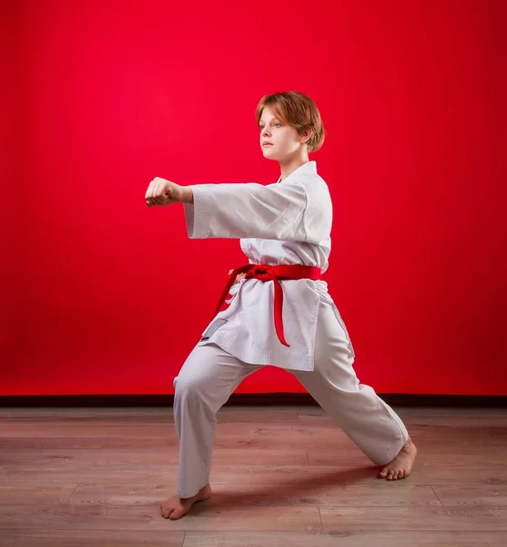 Uma Jovem Karateka Menina Quimono Branco Cinto Vermelho Treina Executa — Fotografia de Stock