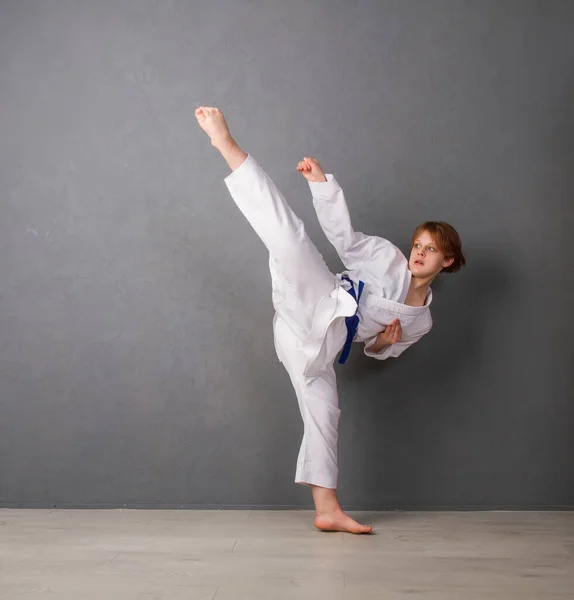Una Giovane Ragazza Karateka Kimono Bianco Una Cintura Blu Allena — Foto Stock