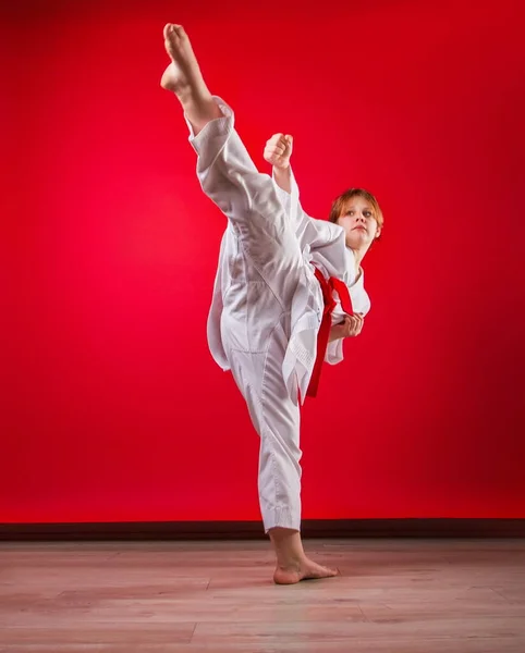 Uma Jovem Karateka Menina Quimono Branco Cinto Vermelho Treina Executa — Fotografia de Stock
