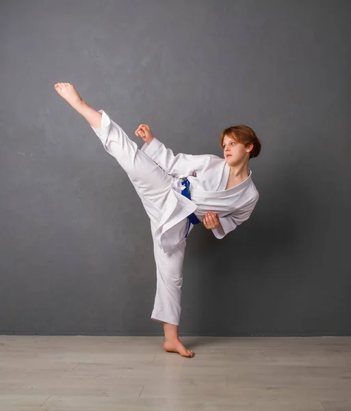 Uma Jovem Karateka Menina Quimono Branco Cinto Azul Treina Executa — Fotografia de Stock