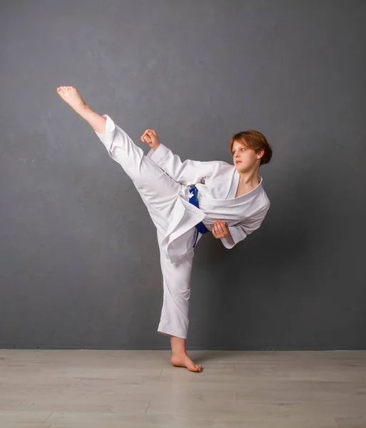 Una Joven Karateka Kimono Blanco Cinturón Azul Entrena Realiza Conjunto —  Fotos de Stock