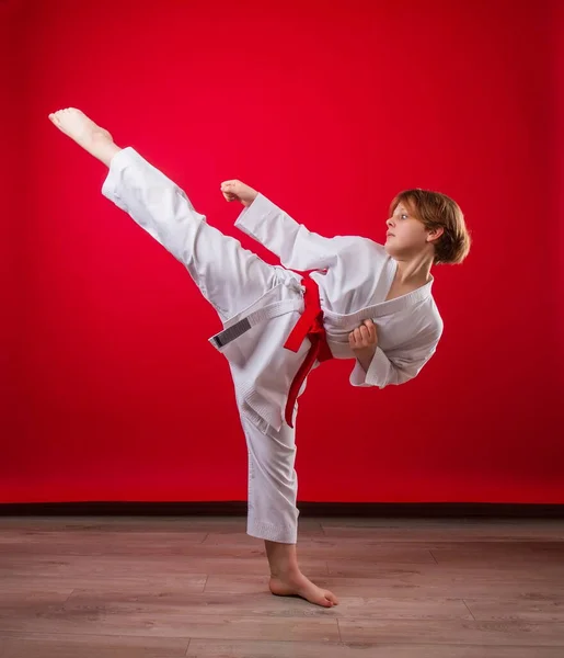 Una Giovane Ragazza Karateka Kimono Bianco Una Cintura Rossa Allena — Foto Stock