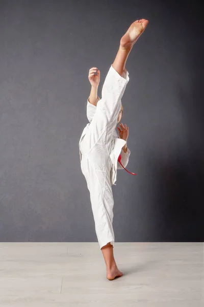 Uma Jovem Karateka Menina Quimono Branco Cinto Vermelho Treina Executa — Fotografia de Stock