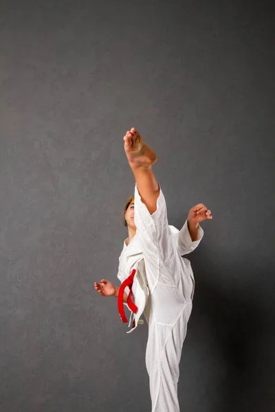 Una Joven Karateka Kimono Blanco Cinturón Rojo Entrena Realiza Conjunto —  Fotos de Stock