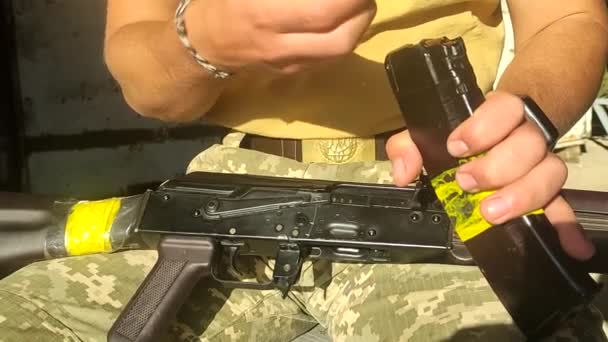 Soldat Ukrainien Recharge Magazine Mitrailleuse Avec Des Cartouches Avant Gros — Video