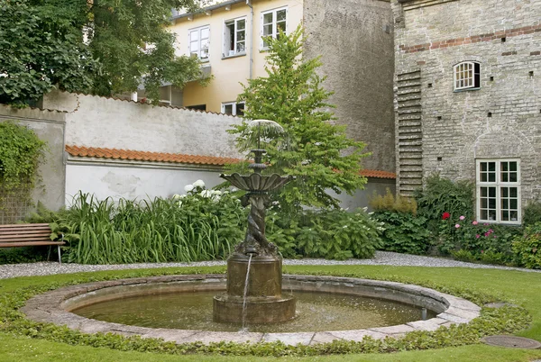 有喷泉的庭院 — 图库照片