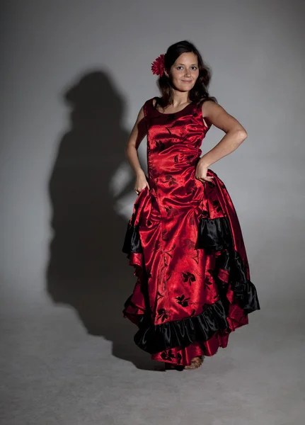 Ung kvinna dansar flamenco — Stockfoto