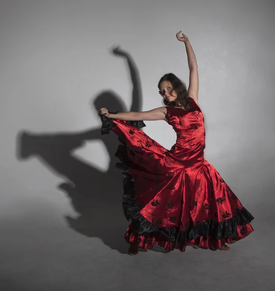 Mujer joven bailando flamenco — Foto de Stock