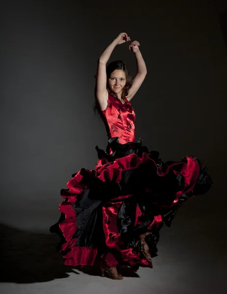 Ung kvinna dansar flamenco — Stockfoto