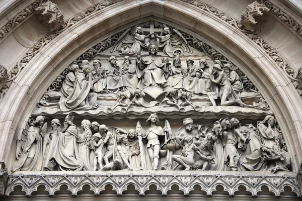 Porta da catedral de São Pedro e Paulo — Fotografia de Stock