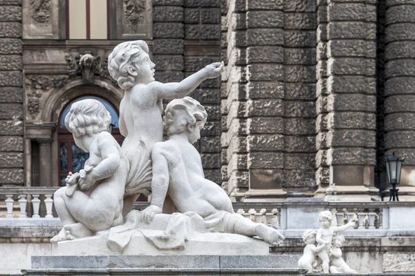 Jogando estátua infantil em Viena — Fotografia de Stock