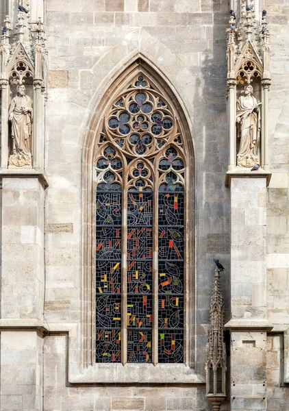 Окно готического собора — стоковое фото