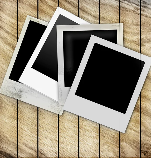 Oude polaroid frames op hout achtergrond — Stockfoto