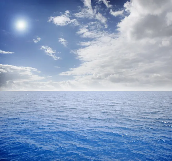 蓝色的大海和完美的天空 — 图库照片