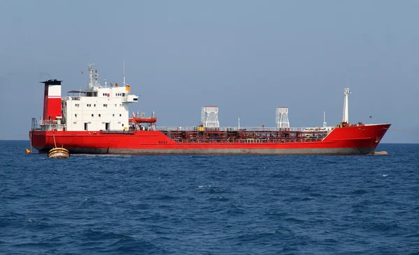 Червоний нафтовий танкер — стокове фото