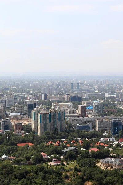 Visa om almaty från hill — Stockfoto