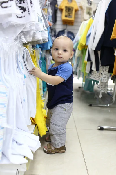 Baby boy chooses tshort — Stock Photo, Image
