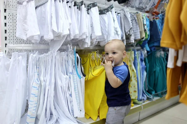 Niño en la tienda — Foto de Stock