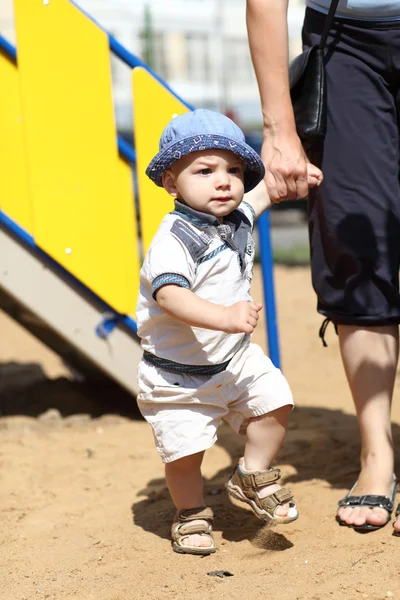 Bambino che cammina con la madre — Foto Stock