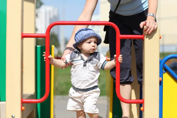 Schweres Kind auf Spielplatz — Stockfoto