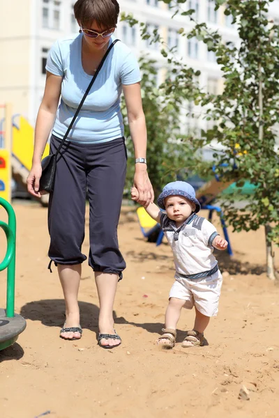 Spaziergänge auf Spielplatz — Stockfoto