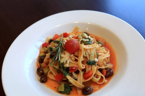 Spaghetti Crudaiola in italian restaurant — Stock Photo, Image