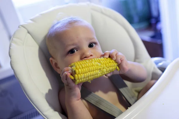 Bebê comer milho — Fotografia de Stock