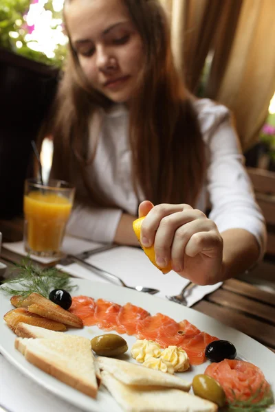 Chica en restaurante de mariscos —  Fotos de Stock