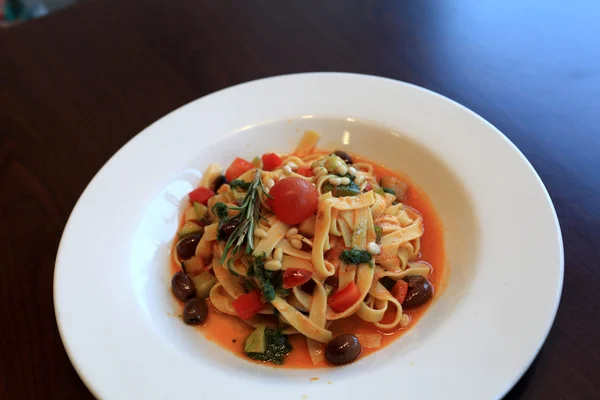 Espaguete Crudaiola com tomates — Fotografia de Stock