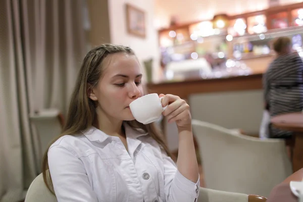 Tiener het drinken van thee — Stockfoto