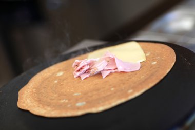 jambon ve peynirli gözleme