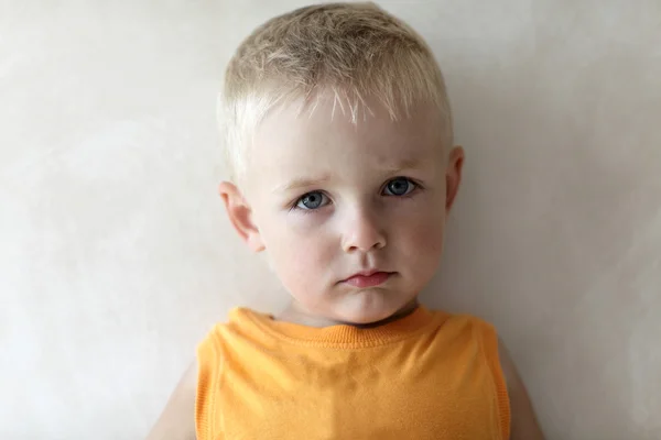Портрет серьезного ребенка — стоковое фото