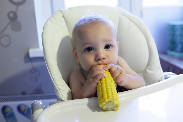 Bambino che morde mais — Foto Stock