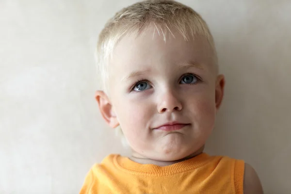 Boy looking up — Stock Photo, Image